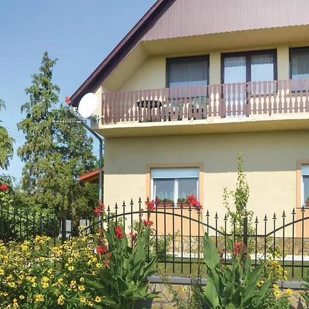 Apartment Three-bedroom In Balatonfenyves